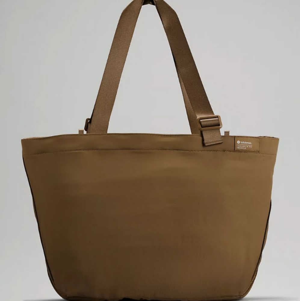 Clean Lines Tote Bag 22L